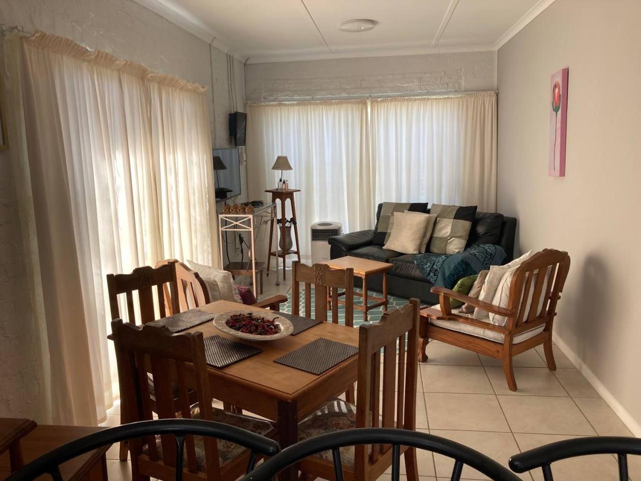 57 On Wellington Accommodation Colchester Extérieur photo